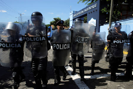 Riot police dislodge journalists from the main entrance to police headquarters in Managua, Nicaragua December 15, 2018. REUTERS/Oswaldo Rivas