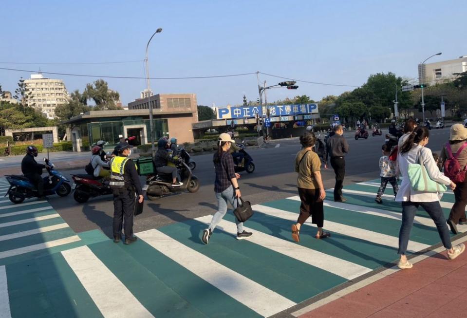 台中市第二警分局執行「行人正義大執法」，短短十四天，舉發五百七十八件汽機車行經路口不禮讓行人交通違規。（記者陳金龍攝）