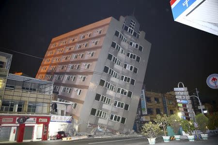 Un edificio dañado tras un sismo en Tainan, Taiwán, feb 6, 2016. Un fuerte sismo sacudió el sábado el sur de Taiwán, cerca de la ciudad de Tainan, causando el colapso de varios edificios y otros daños. REUTERS/Stringer TPX IMAGES OF THE DAY