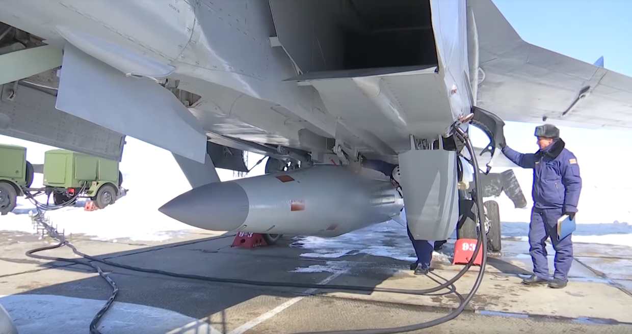 Ein MiG-31BM Überschall-Abfangjäger mit einer Kh-47M2 Kinschal-Hyperschallrakete darunter. - Copyright: Russian Ministry of Defense/YouTube