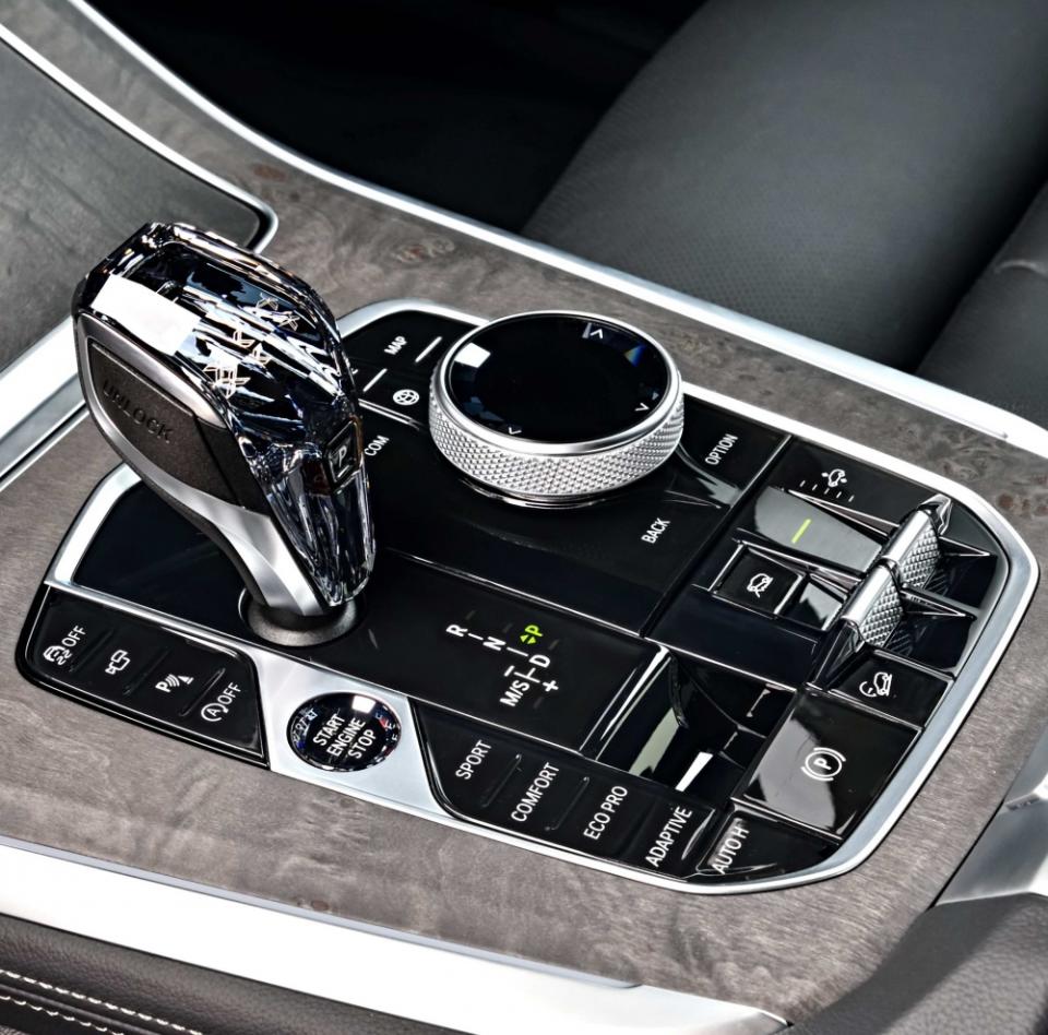 中央鞍座整合動態行車模式切換、氣壓懸吊按鍵…等功能，並採用鑽石切面頂級水晶打造排檔桿與功能按鍵，營造出尊貴高雅的車室氛圍（圖片來源：BMW）