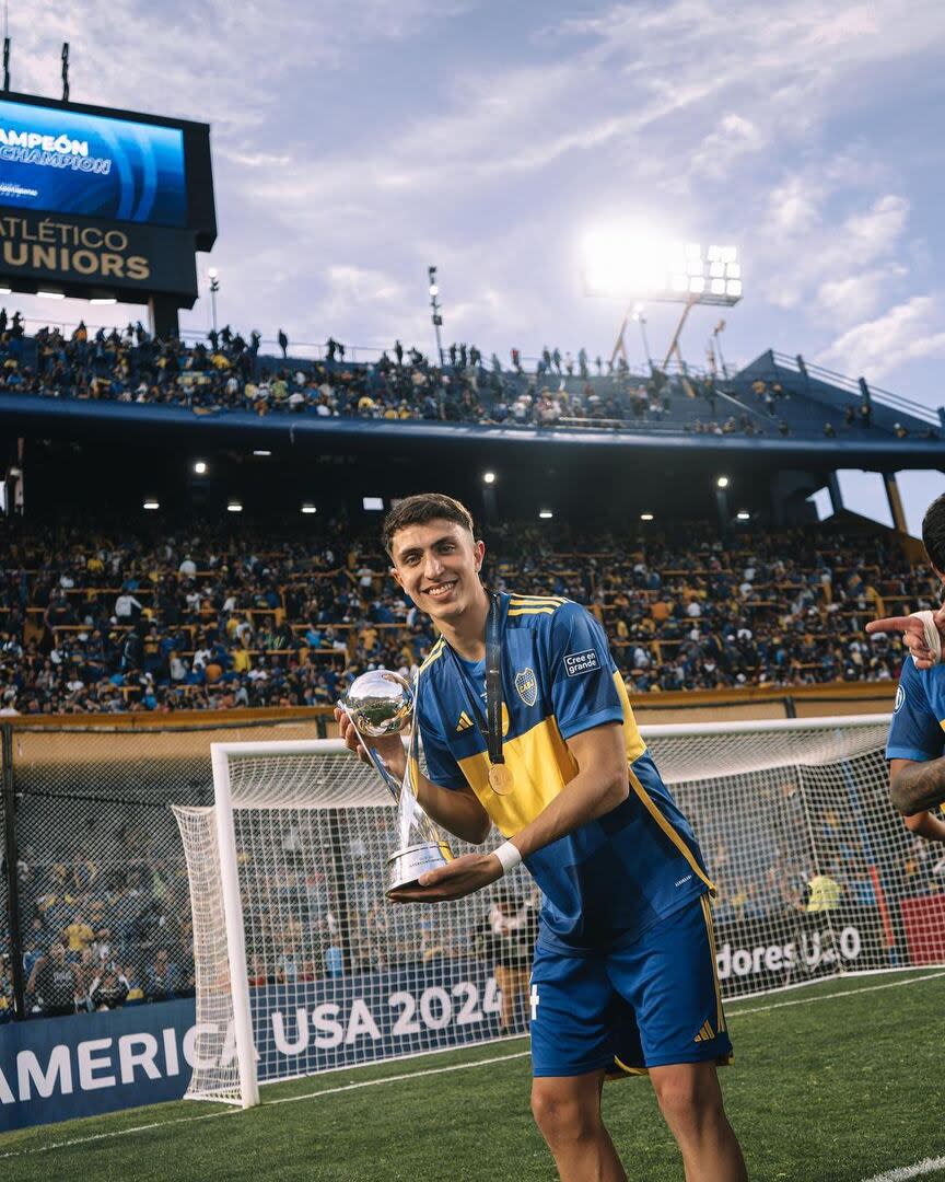 Mateo Mendia, con la Copa Intercontinental Sub 20, que Boca ganó en 2023