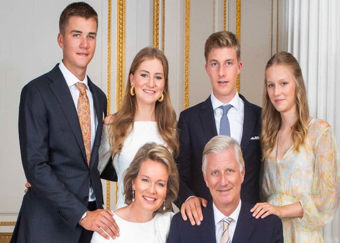 Felipe y Matilde de Bélgica con sus cuatro hijos 