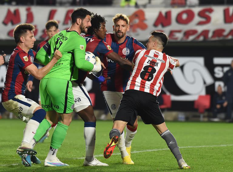 El arquero Augusto Batalla y el volante Fernando Zuqui protagonizaron un cruce verbal; el futbolista de Estudiantes recibió dos tarjetas amarillas en apenas 20 minutos