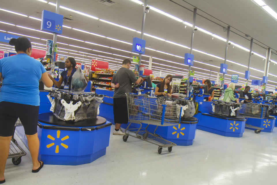 Línea de cajeros de un Walmart. Photo: Jeffrey Greenberg/Universal Images Group via Getty Images.