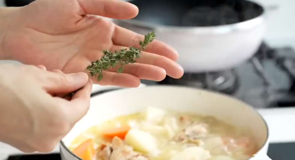 百里香可以用手拍打幾下，讓香味釋放，再放到湯中。
