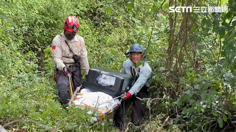 警方在南投山區尋獲詐團裝屍用的行李箱。（圖／翻攝畫面）