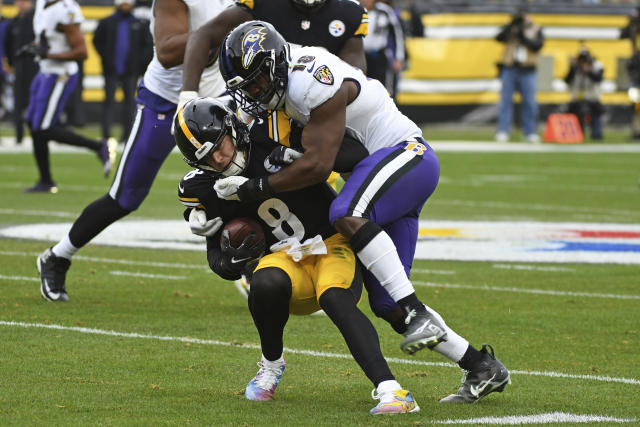 Pittsburgh, Pennsylvania, USA. 11th Dec, 2022. December 11th, 2022  Baltimore Ravens running back J.K. Dobbins (27) and the Baltimore Ravens  offense poses for a photo after scoring a touchdown during Pittsburgh  Steelers