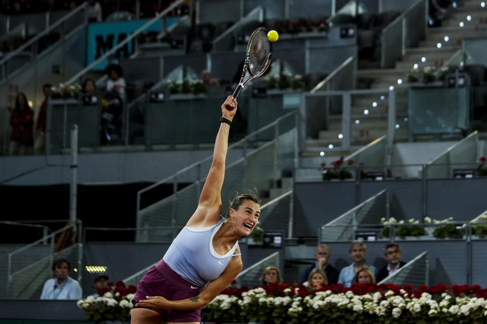 Aryna Sabalenka saca ante Camila Osorio en la tercera ronda del Abierto de Madrid, el sábado 29 de abril de 2023. (AP Foto/Manu Fernández)