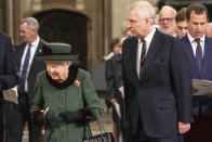 La reina Isabel II de Gran Bretaña, izquierda, y el príncipe Felipe llegan a la misa de acción de gracias en memoria del fallecido príncipe Felipe, duque de Edimburgo, en la Abadía de Westminster el 29 de marzo de 2022. (Richard Pohle/Pool via AP)