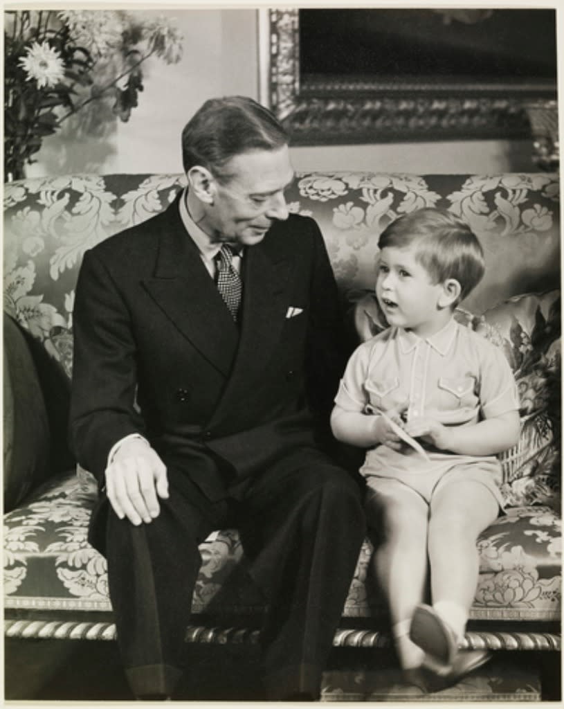 Rey George VI y Príncipe Charles | Foto: Royal Family