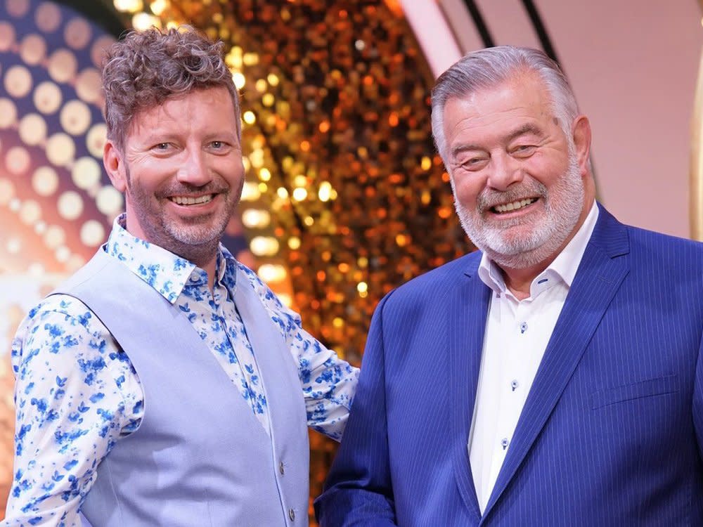 "Der Preis ist heiß": Announcer Thorsten Schorn (l.) und Moderator Harry Wijnvoord. (Bild: RTL / Stefan Gregorowius)