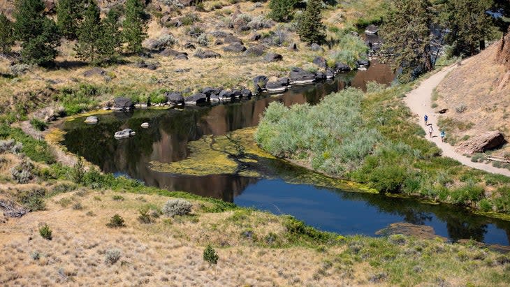 <span class="article__caption">Hikers on Smith Rock's Homestead Trail, on the banks of the Crooked River</span> (Photo: Irene Yee)