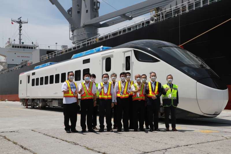 20210727-EMU3000新型城際列車30日抵台卸船。（台鐵局提供）