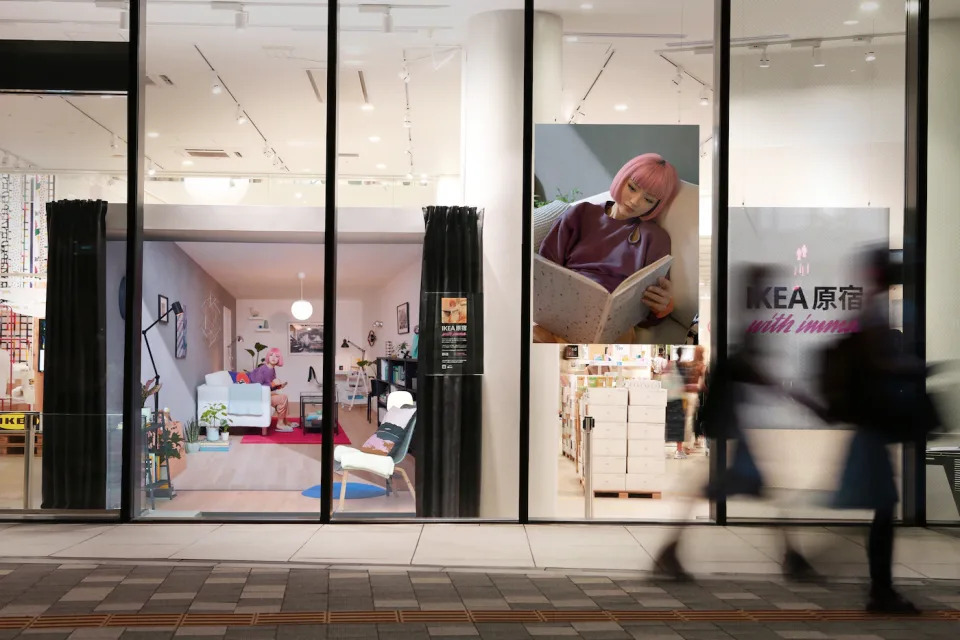 Ikea wirbt in Japan mit einem virtuellen Model, das mittels Videoinstallation in der Filiale "lebt" (Bild: Ikea Japan)