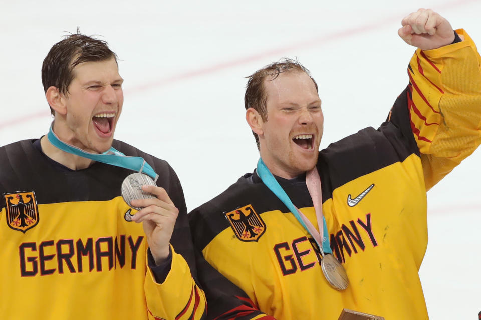 “Wie schon die letzten Spiele haben wir alles geblockt, alles gegeben, Pucks gegessen” – Danny aus den Birken (r.) hat als Eishockey-Torwart definitiv keinen Eisenmangel