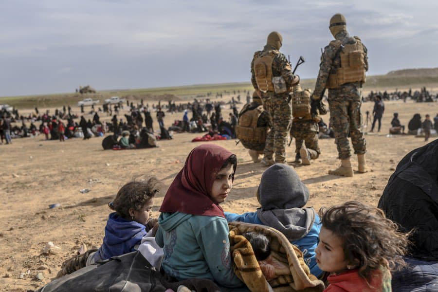 Des enfants entourés des Forces armées kurdes à Baghouz, en Syrie, le 5 mars 2019 - BULENT KILIC / AFP - -