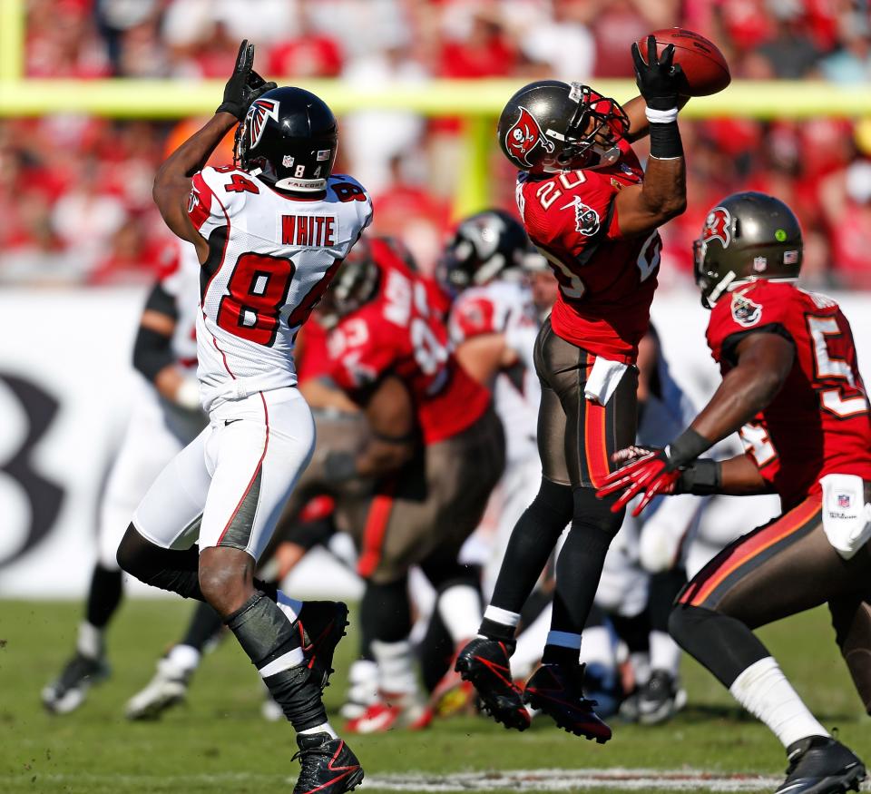 TAMPA, FL - NOVEMBER 25: Safety Ronde Barber #20 of the Tampa Bay Buccaneers intercepts a pass intended for receiver Roddy White #84 of the Atlanta Falcons during the game at Raymond James Stadium on November 25, 2012 in Tampa, Florida. (Photo by J. Meric/Getty Images)