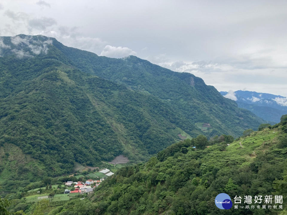 八通關越嶺道遠望東埔部落。（圖/玉管處提供） 