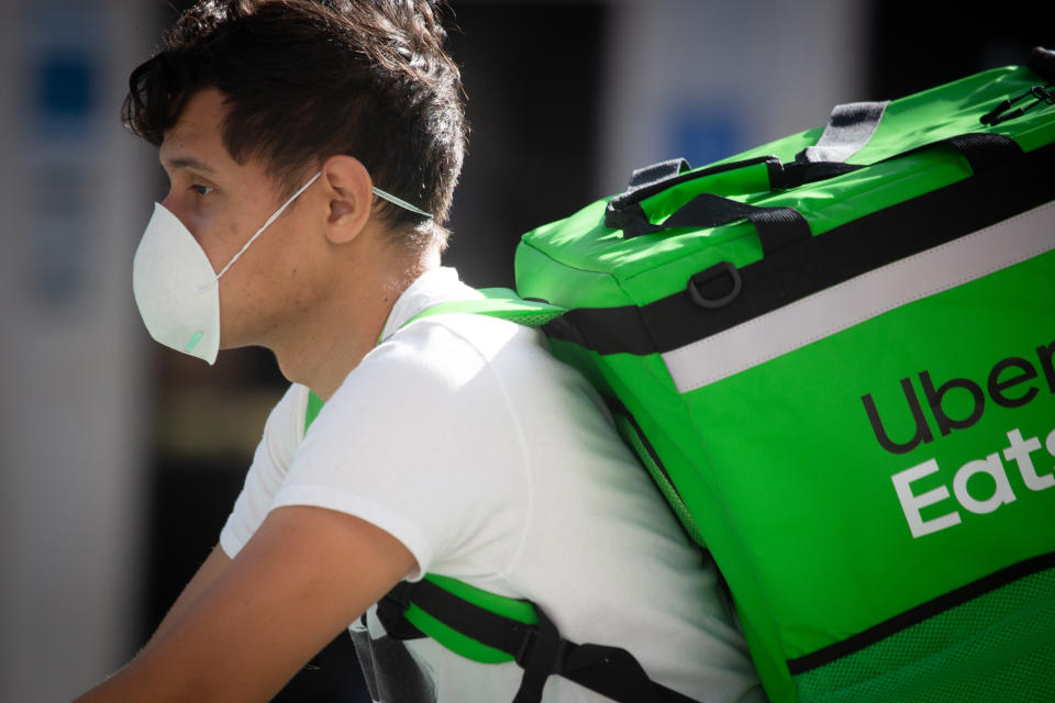 Un 'rider' de Uber Eats con mascarilla durante uno de sus desplazamientos. Foto Fernando Ruso