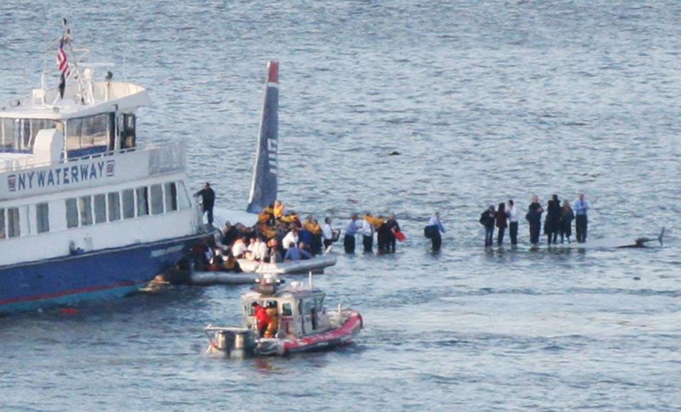 10 Dramatic Photos from 2009's Miracle on the Hudson Plane Landing