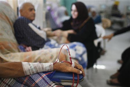 Palestinian patients undergo kidney dialysis at al-Shifa hospital in Gaza City September 12, 2013. Cairo closed the Rafah crossing completely on Wednesday after assailants crashed two explosive-laden cars into a security building adjacent to the border zone, killing six Egyptian soldiers. REUTERS/Suhaib Salem