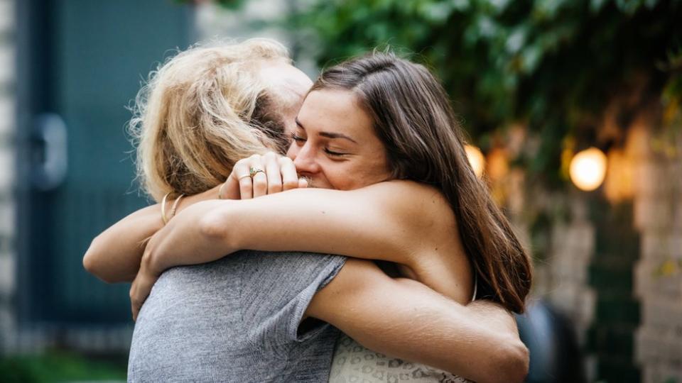 dos mujeres abrazándose