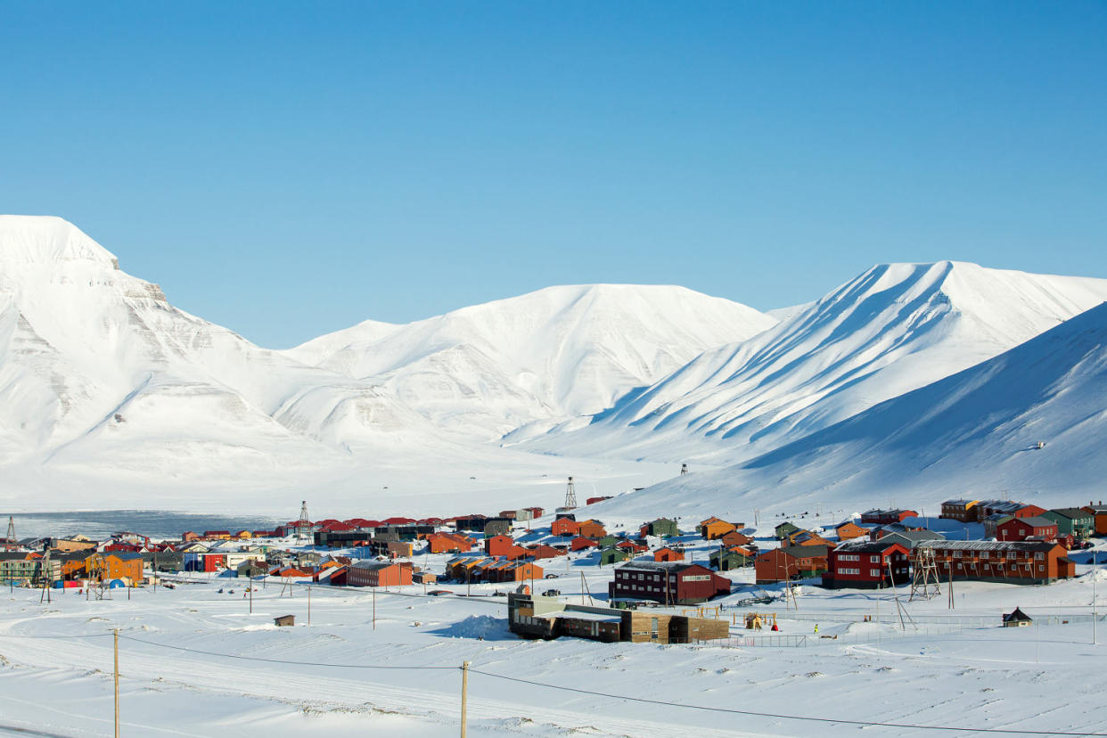 Small town Longyearbyen among snow-capped mountains (Suzi Media Production / Getty Images)