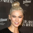 <p>Si hay un moño que requiera poco tiempo y nos ofrezca un resultado de revista, es el de bailarina. Déjate un par de mechones sueltos como Karlie Kloss y estarás radiante. (Foto: Gtres). </p>