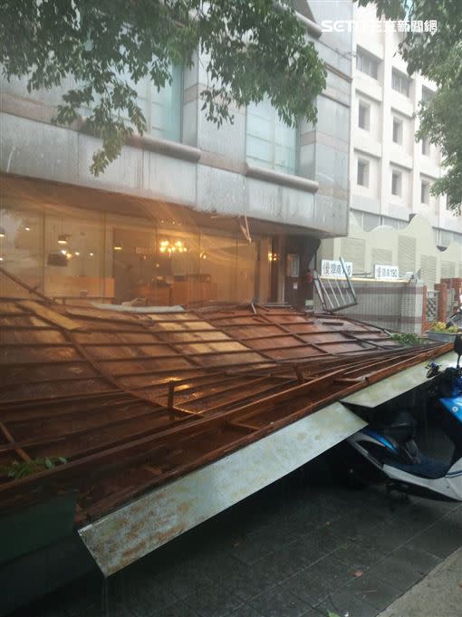 大雨襲擊台中，台中市文心路三段大樓看板掉落砸中２０機車。