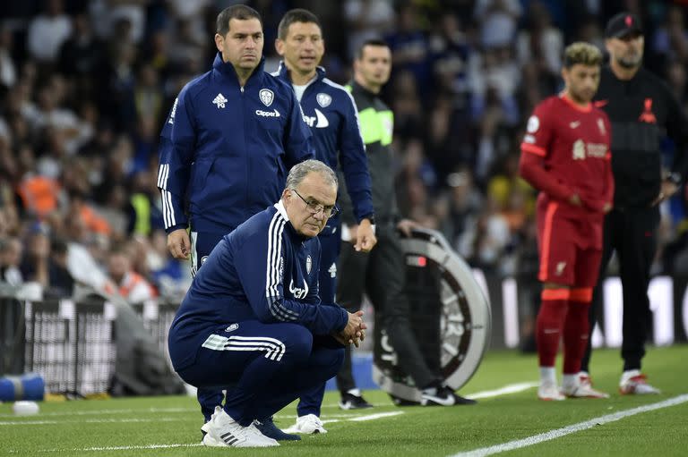 El entrenador del Leeds United, Marcelo Bielsa, en primer plano, observa desde la línea de banda, acompañado por uno de sus asistentes