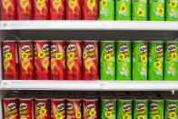 <p>Pringles hebt sich von den meisten anderen Chips durch einen einfachen Trick ab: die Verpackung. Während die Konkurrenz in Tüten daher kommt, befinden sich Pringles seit jeher in einer Dose. Geschmacklich scheint Hersteller Kelloggs auch alles richtig zu machen, denn die Dosenchips sichern sich den fünften Platz. (Foto: ddp) </p>