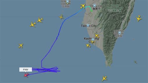 外國航空器追蹤網站發現，我國一架F-16V戰機今日升空飛往西南外海一帶並且盤旋多次。（圖／翻攝自flightradar24網站）