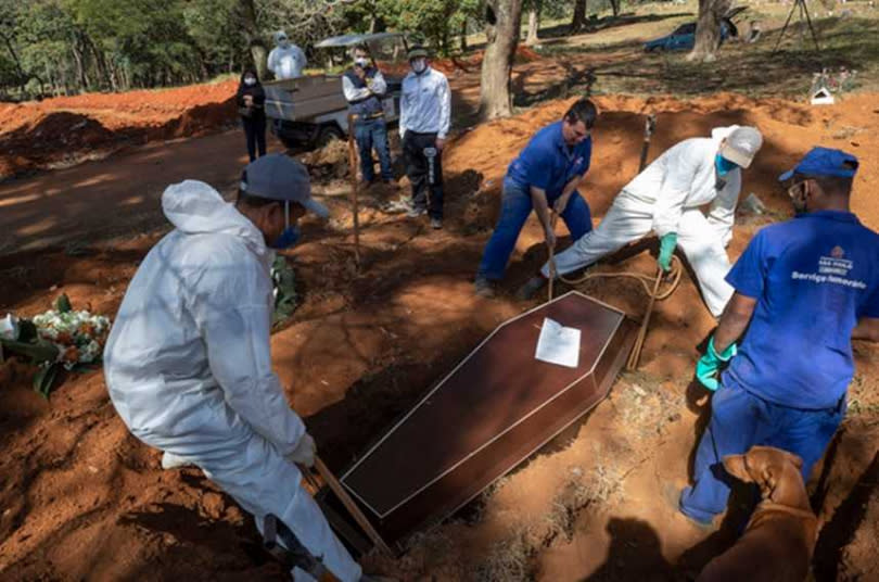 巴西聖保羅市一處公墓，為了安葬大量因新冠肺炎死亡的罹難者，緊急開挖許多墓穴。（圖／美聯社）
