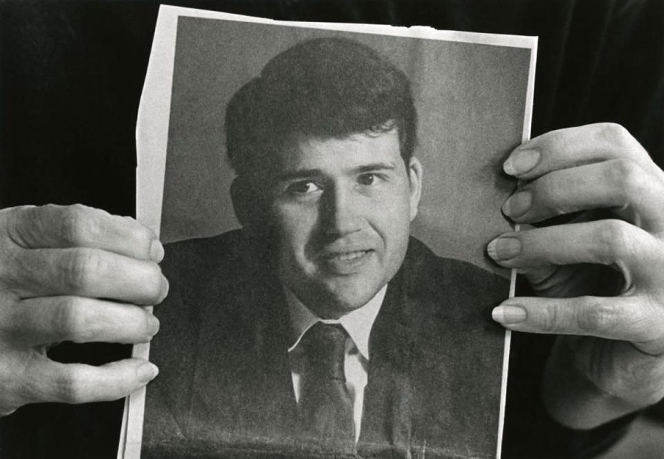 David Kirby's mother, Kay, holds a photograph of her son -- taken by Ohio photographer Art Smith -- before AIDS took its toll. (© Therese Frare) <br> <br> <a href="http://life.time.com/history/behind-the-picture-the-photo-that-changed-the-face-of-aids/#1" rel="nofollow noopener" target="_blank" data-ylk="slk:Click here to see the full collection at LIFE.com;elm:context_link;itc:0;sec:content-canvas" class="link ">Click here to see the full collection at LIFE.com</a>