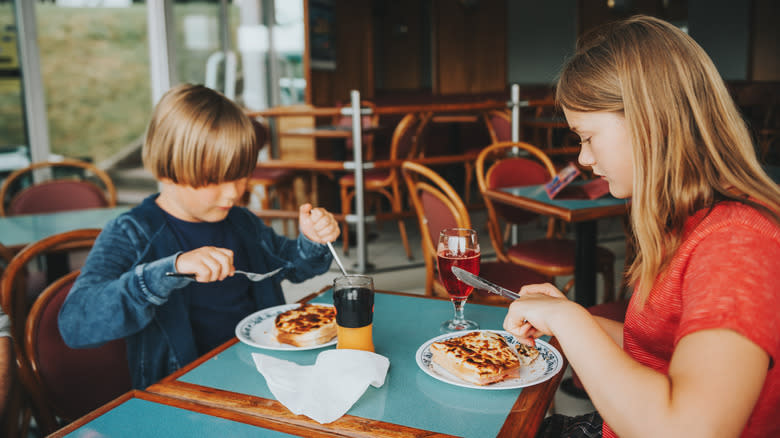 kid's dining at restaurant