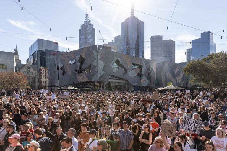 Decenas de manifestantes protestan en Australia para exigirle al gobierno medidas concretas contra la violencia de género