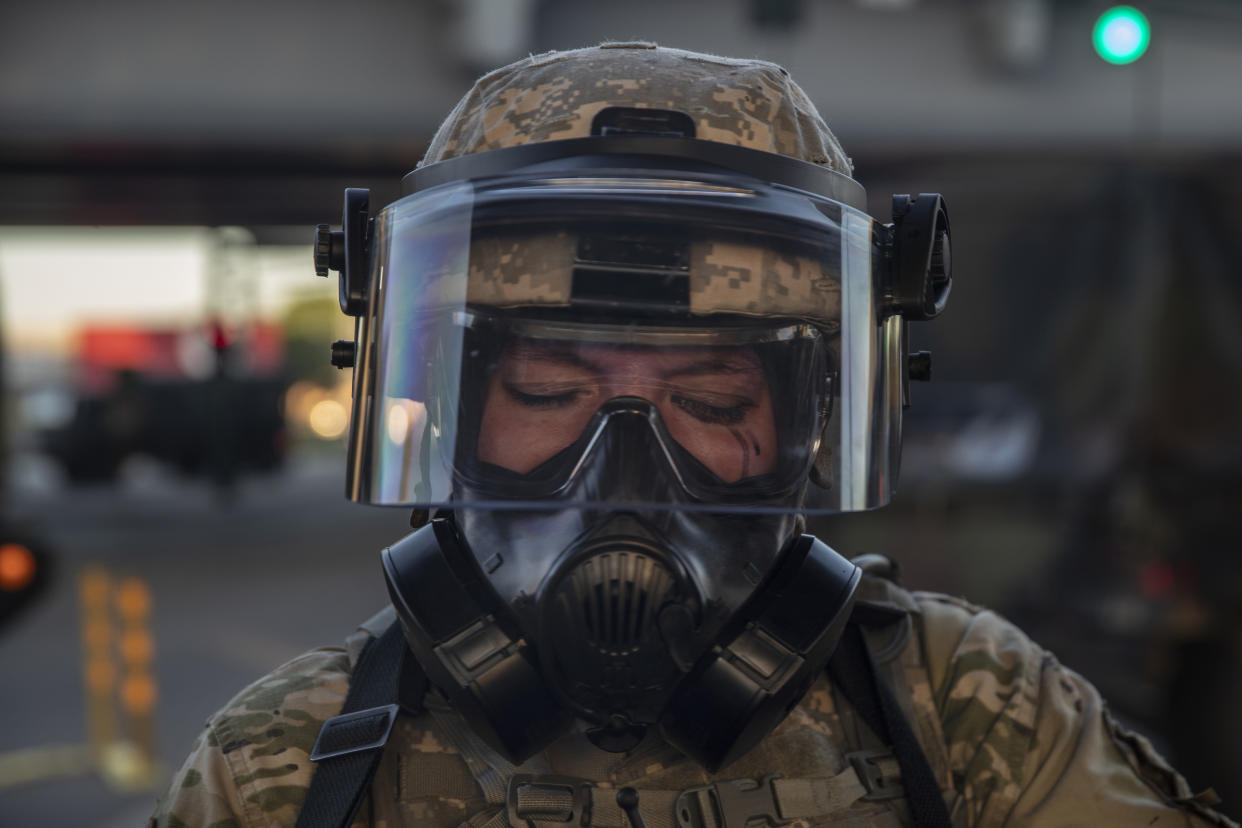 Un miembro de la Guardia Nacional llora mientras varios manifestantes protestan por la muerte de George Floyd, un hombre negro asesinado en custodia de la policía, en Minneapolis, el 29 de mayo de 2020. (Victor J. Blue/The New York Times)