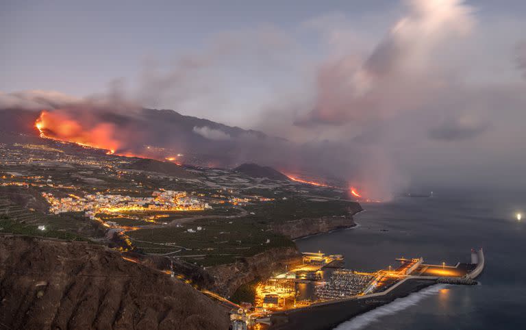 La llegada del magma al mar en la isla de La Palma, Canarias.  (AP Photo/Saul Santos)