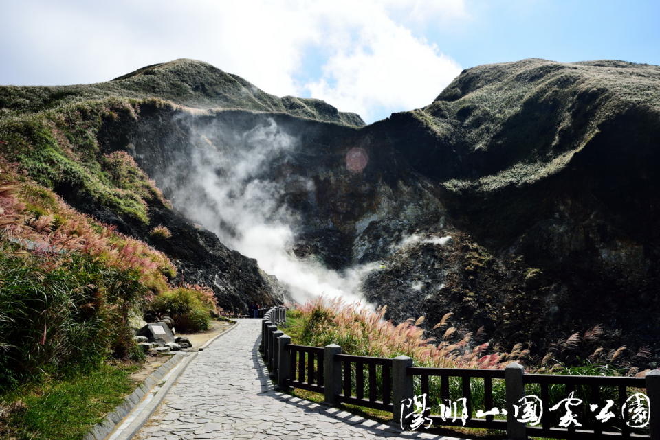 根據中央研究院團隊的最新觀測，大屯火山群火岩漿庫僅離地表約8公里(圖為大屯火山群，小油坑)   圖：取自陽明山國家公園