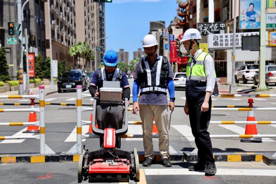 天坑案延燒一個月，竹北市長鄭朝方親自率隊進行聯合會診。（圖：市公所提供）