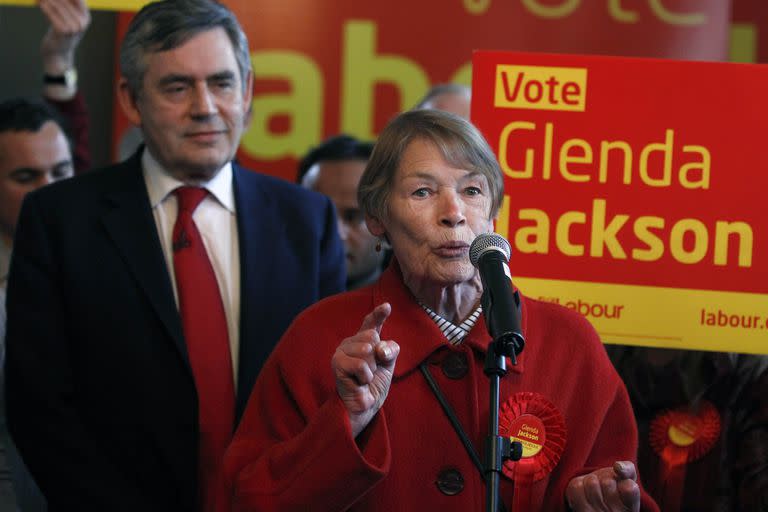 Gordon Brown y Glenda Jackson en un mitin político en un pub en Londres, en 2010