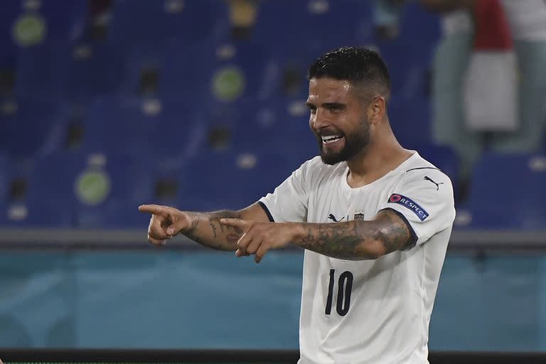 Lorenzo Insigne celebra tras anotar el tercer gol de Italia contra Turquía en el estadio olímpico de Roma, por la Eurocopa.