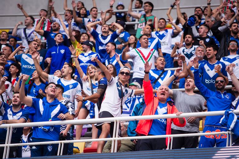 Los hinchas de Vélez en las tribunas del Madre de Ciudades