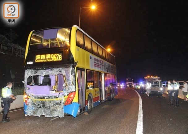 青朗公路發生交通意外，巴士車長送院搶救不治。(楊日權攝)