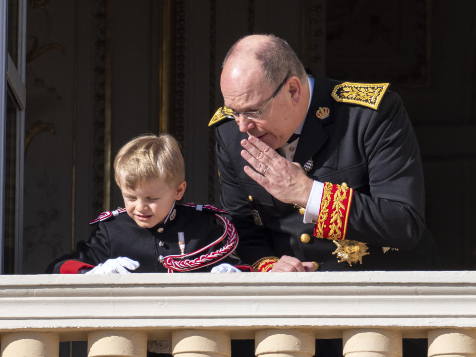 El príncipe compartió algunas palabras con el heredero al trono, quien iba vestido como un adorable pequeño soldadito. (Foto: Arnold Jerocki / Getty Images)