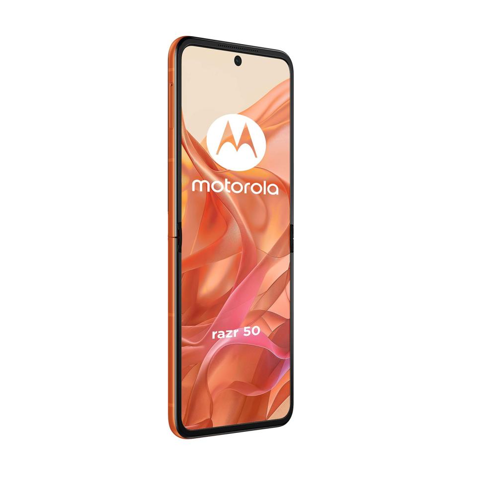 <p>Alleged leaked product images of Motorola’s 2024 foldable phone.</p> 