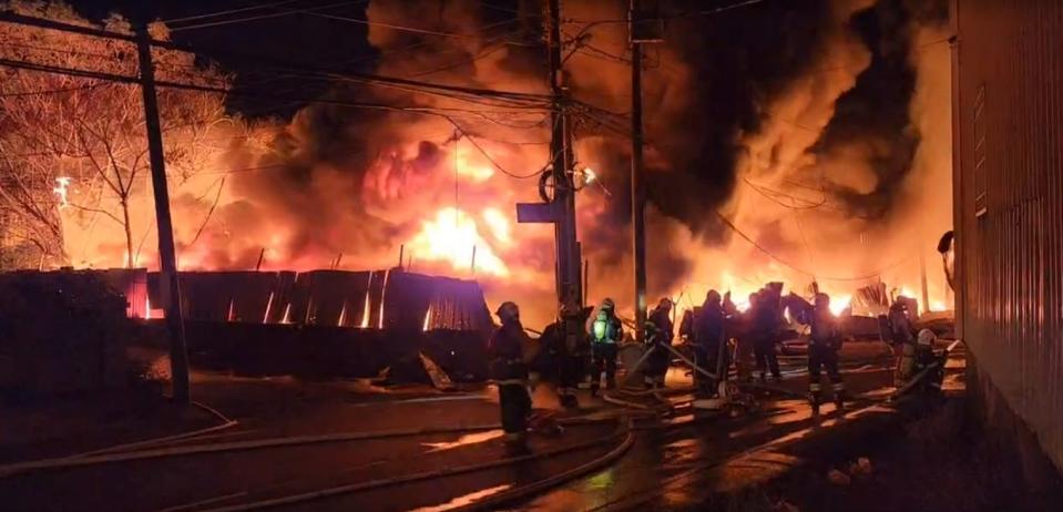 消防隊出動70多輛的消防車，搜救人員165人到現場搶救。（圖／中天新聞）