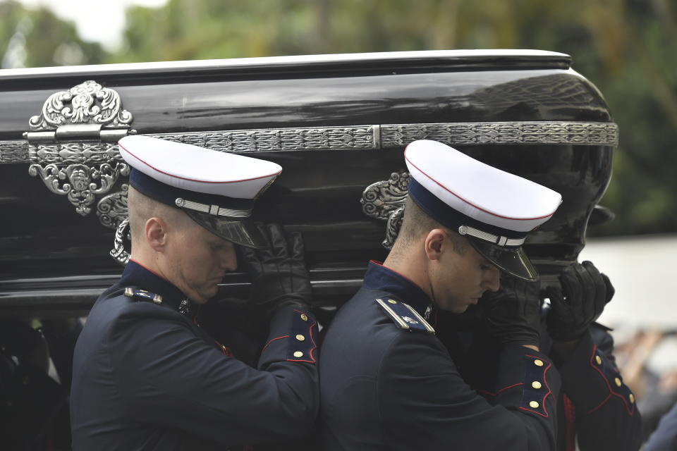 El féretro de Pelé es trasladado al Cementerio Necropole Ecuménica Memorial al final de los funerales en Santos, Brasil, el martes 3 de enero de 2023 (AP Foto/Matias Delacroix)