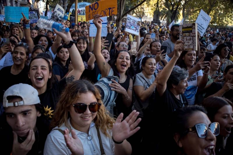 People take part in a protest against the cuts being made to education and science by President Milei's ultra-liberal government. Numerous people demanded financial support for state colleges and universities. Cristina Sille/dpa